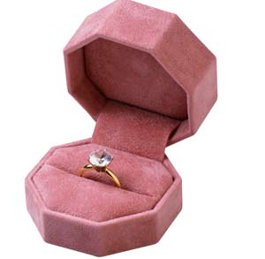 главный приз лотереи - кольцо с бриллиантом 